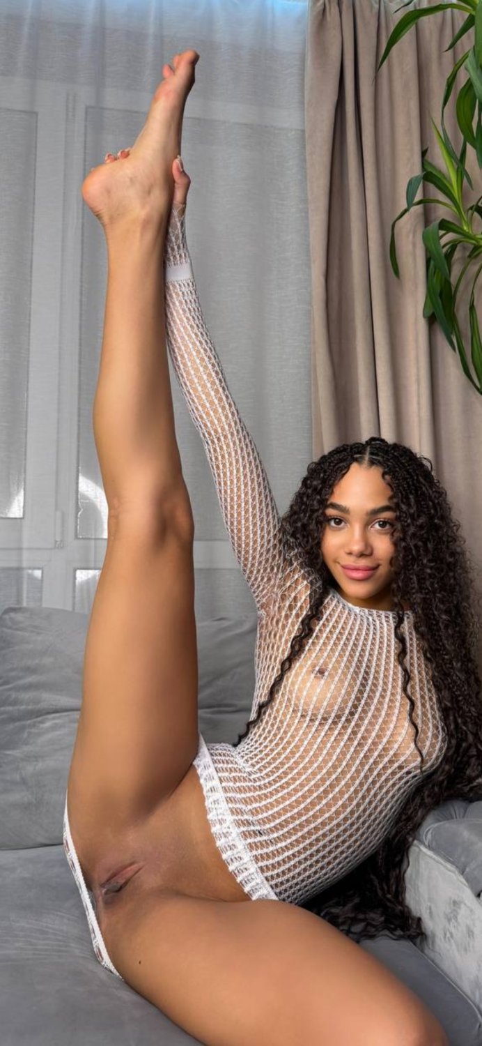 Random chicks #7ECuOmYA