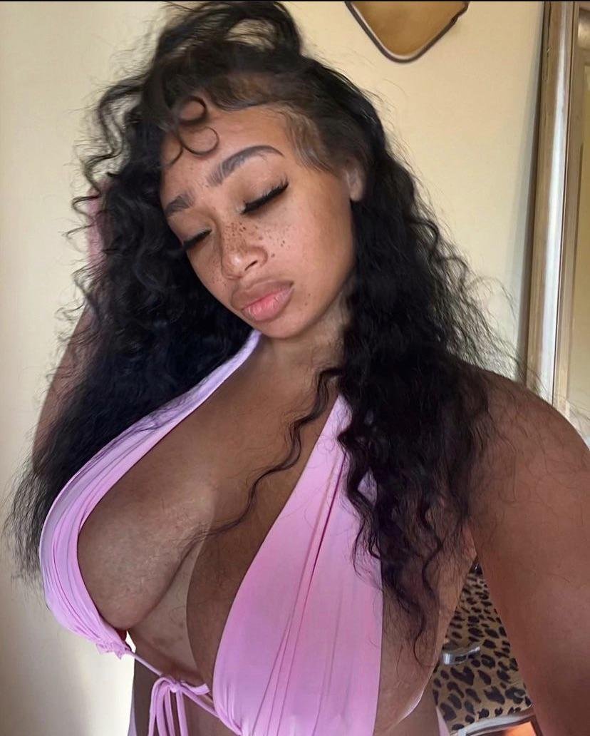 Peito lindo dela . #FnHAU9cw